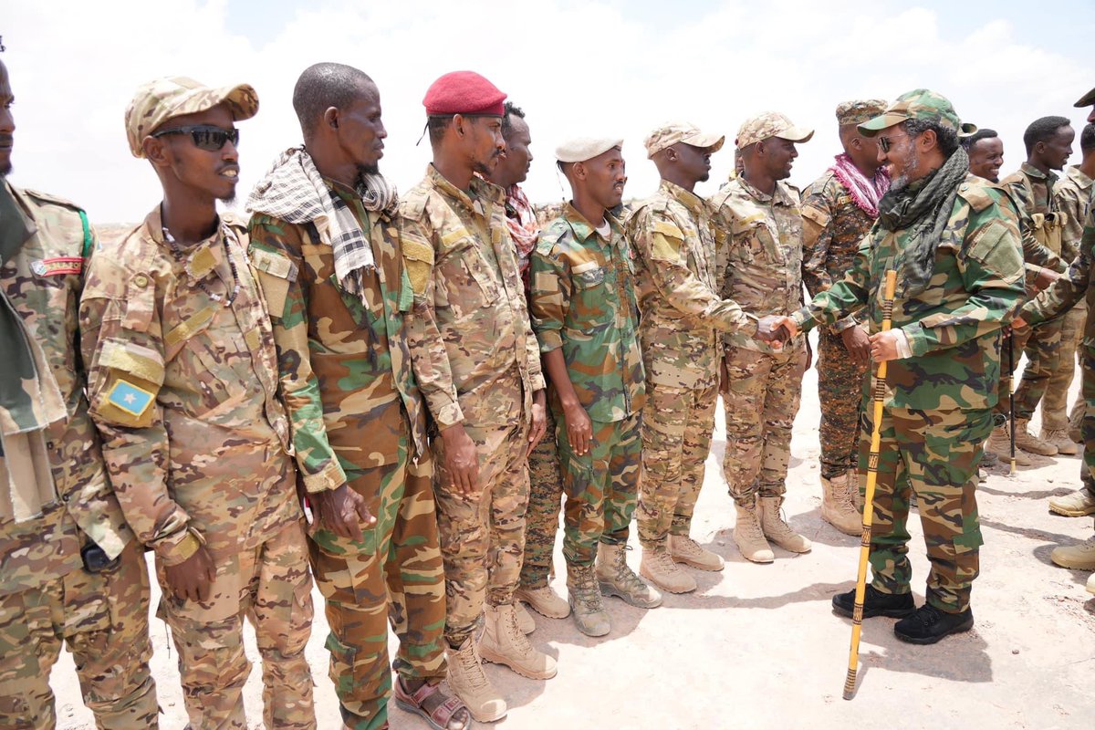 President @HassanSMohamud’s promotion of brave #Somali National Army officers who defended Harardheer and defeated the Kharijite terrorists boosts morale and confidence within the Army. Encouraging our troops is a crucial step towards a stronger, more resilient defense force. 🇸🇴