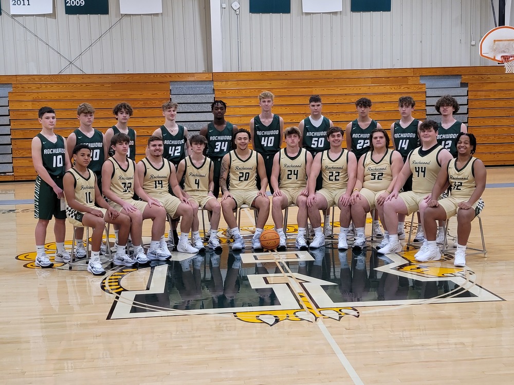 Boys Basketball Team Working in the Classroom roaneschools.com/article/153229…