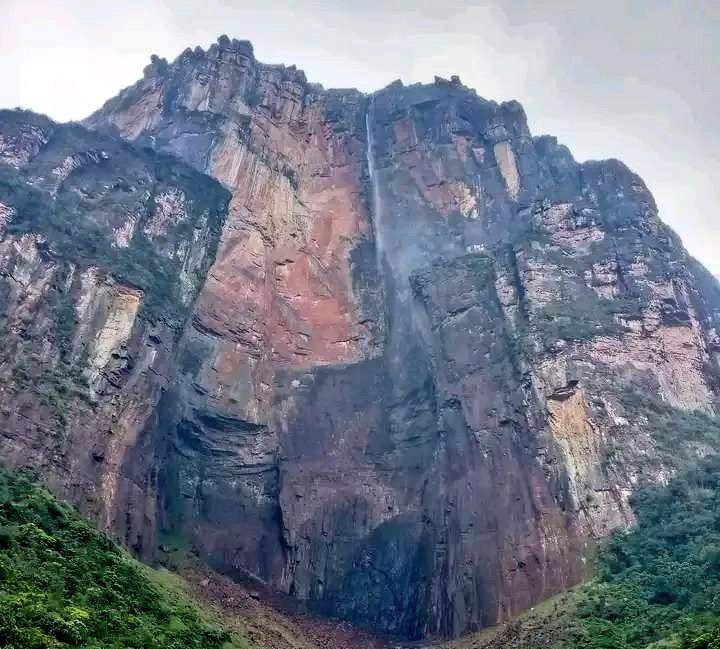 DolarToday's tweet image. Informan que la cascada del Salto Ángel, una de las 7 maravillas naturales del planeta, ha desaparecido; prácticamente, la caída de agua más alta del mundo se ha secado producto de la sequía.