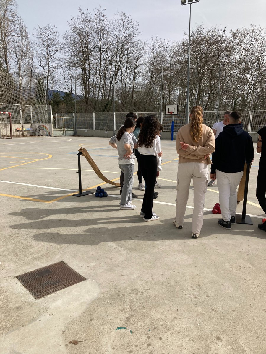 Abans de Setmana Santa, l'alumnat de 3r va fer un taller de bàsquet adaptat i de boccia realitzat per la  Federació Catalana d'Esport Adaptat. Molt interessant i inclusiu, gràcies! 
<a href="/fcedf_/">FCEDF</a> <a href="/INS_Vilamajor/">Institut Vilamajor</a>