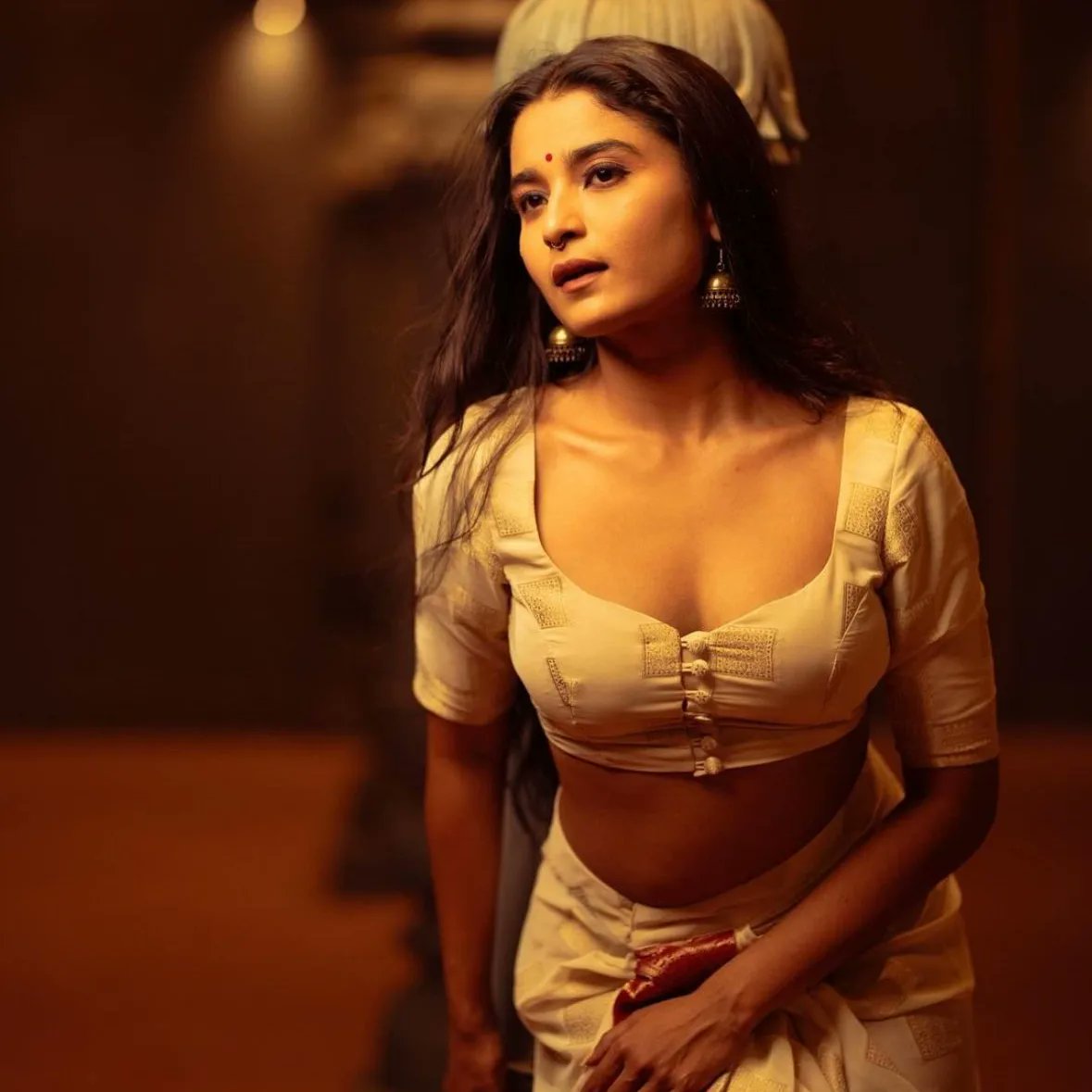 BangaloreTimes1's tweet photo. Straight outta SLB sets! Chaithra J Acharya’s latest pictures are transporting us to the sets of Bollywood filmmaker Sanjay Leela Bhansali. Will she be Bhansali’s next muse?
#SLB #Bhansali #Bhansalifilms #Photoshoot #Sets #Filmsets #Kfi #Kannadafilms https://t.co/VZGIKSYHcb