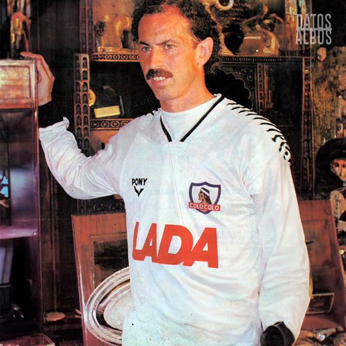 🇫🇰🇦🇷 Carlos Gustavo de Luca, el goleador de Malvinas, jugó en el Cacique durante la primera parte de la temporada 1992, marcando 11 goles. Fue un caso único, ya que durante 15 días militó en #ColoColo y #OHiggins a la vez, debido a las demoras en finalizar la #CopaChile 1992.