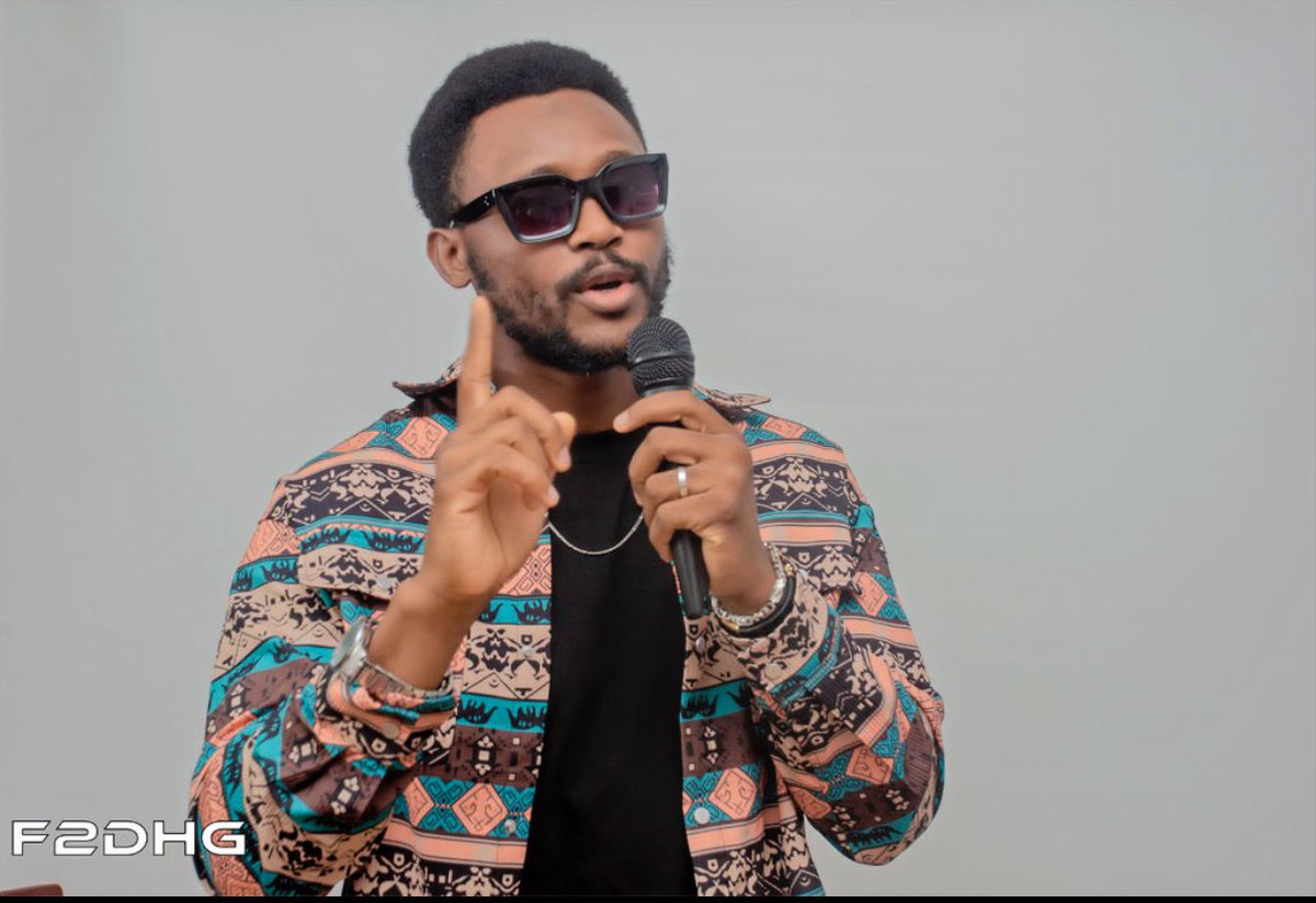 Célébration en différé du <a href="/08mars/">MIA</a> au <a href="/CIRD/">tan</a>,  le slameur de l’ombre <a href="/abbadembabarry/">Bademba Barry 🇬🇳🇨🇩 🇨🇬</a> y était sur invitation de <a href="/ONG_F2DHG/">Femmes, Développement et Droits Humains en Guinée</a> . A travers ses beaux textes, il a fustigé la pratique des MGF avant de rendre un vibrant hommage à la femme. 
<a href="/EmbassyConakry/">@embassyconakry</a>