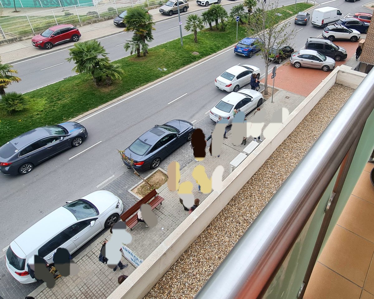 Cada día entre las 17:00 y las 18:00 la Calle San Sebastián se convierte en un  caos con coches aparcados en doble fila y sobre las aceras por una academia de inglés. El <a href="/Arganda_Ayto/">Arganda del Rey</a> ni la <a href="/PoliciaArganda/">Policía Local de Arganda del Rey</a> hacen nada. Señor <a href="/AlbertoEscri/">Alberto Escribano</a> haga algo por favor, unas multas educarian