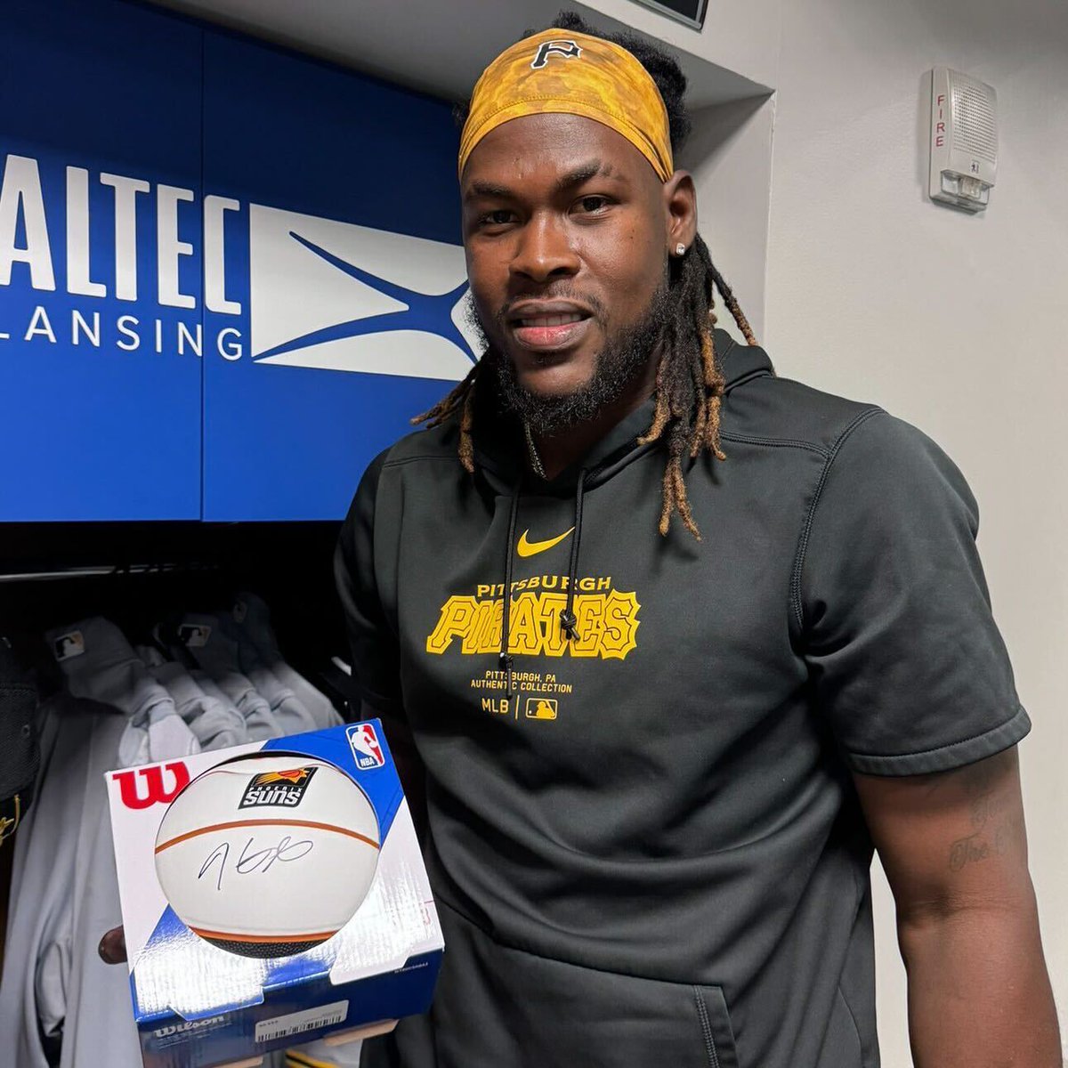 Oneil Cruz has been referred to as the "Dominican Kevin Durant"

So, Kevin Durant sent him a gift to kick off the season 🤝

(via PKurish)