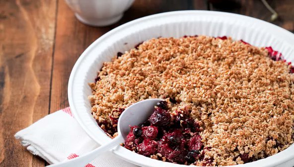 Crumble de fraises et rhubarbe🍓😋 madame.lefigaro.fr/recettes/crumb…