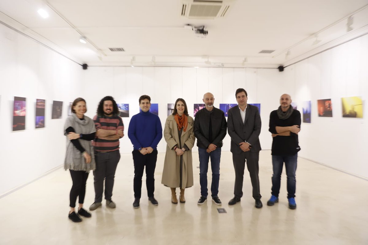 📸🤩 AHORA | Inauguración en la <a href="/bibrioja/">Biblioteca de La Rioja</a> de la exposición "La imagen sonora. Capturando el espíritu del Festival ACTUAL", fruto de la colaboración entre <a href="/ActualFestival/">Actual Festival</a> y #UNIR, compuesta por una treintena de fotos de estudiantes del Grado en #Fotografía de UNIR en el #Actual24.