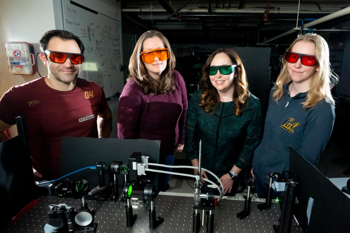 Optogenetics has revolutionized how we interact with the brain. #CZBiohubSF investigators are blending this tech with 3D holograms to push the boundaries of brain-machine interface. 
Read more: bit.ly/493i5DO