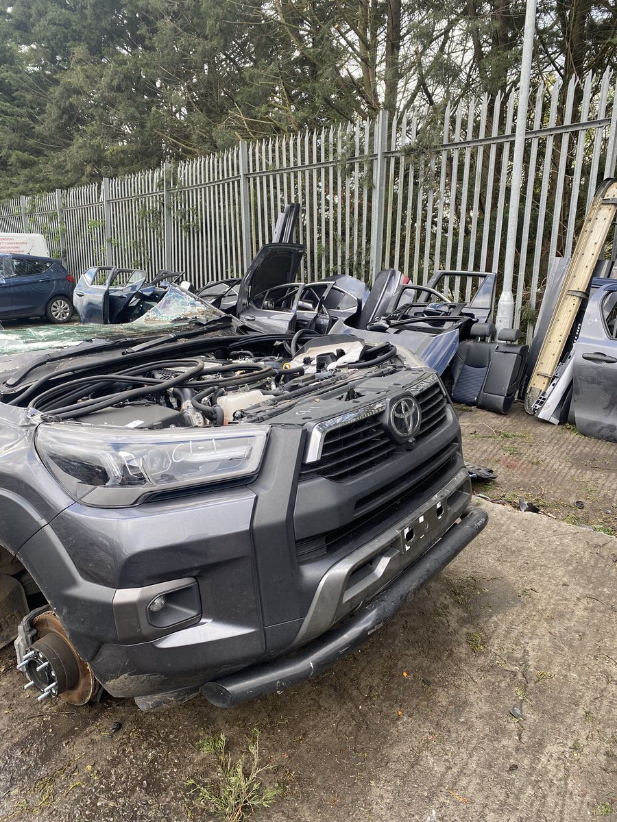 Following a rise in Toyota/Lexus thefts, @EP_SVIU has developed intel as to where they are going. Today we emptied container 1 of 4 we have intercepted. 10 x cut front ends+parts were identified from stolen cars from the @EssexPoliceUK @metpoliceuk & @HertsPolice areas. Inc 335