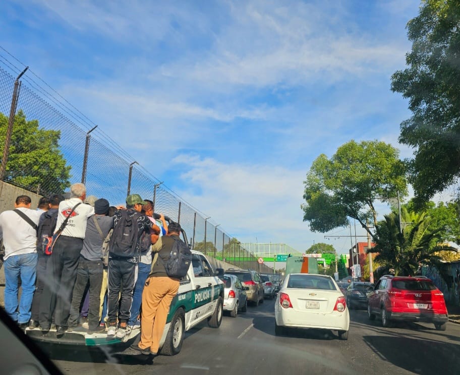 Ten mucho cuidado....si por alguna razón de fuerza mayor tienes que viajar de esta forma...

Hoy por la mañana en Av. Xochimilco

Foto : Zandra Caballero