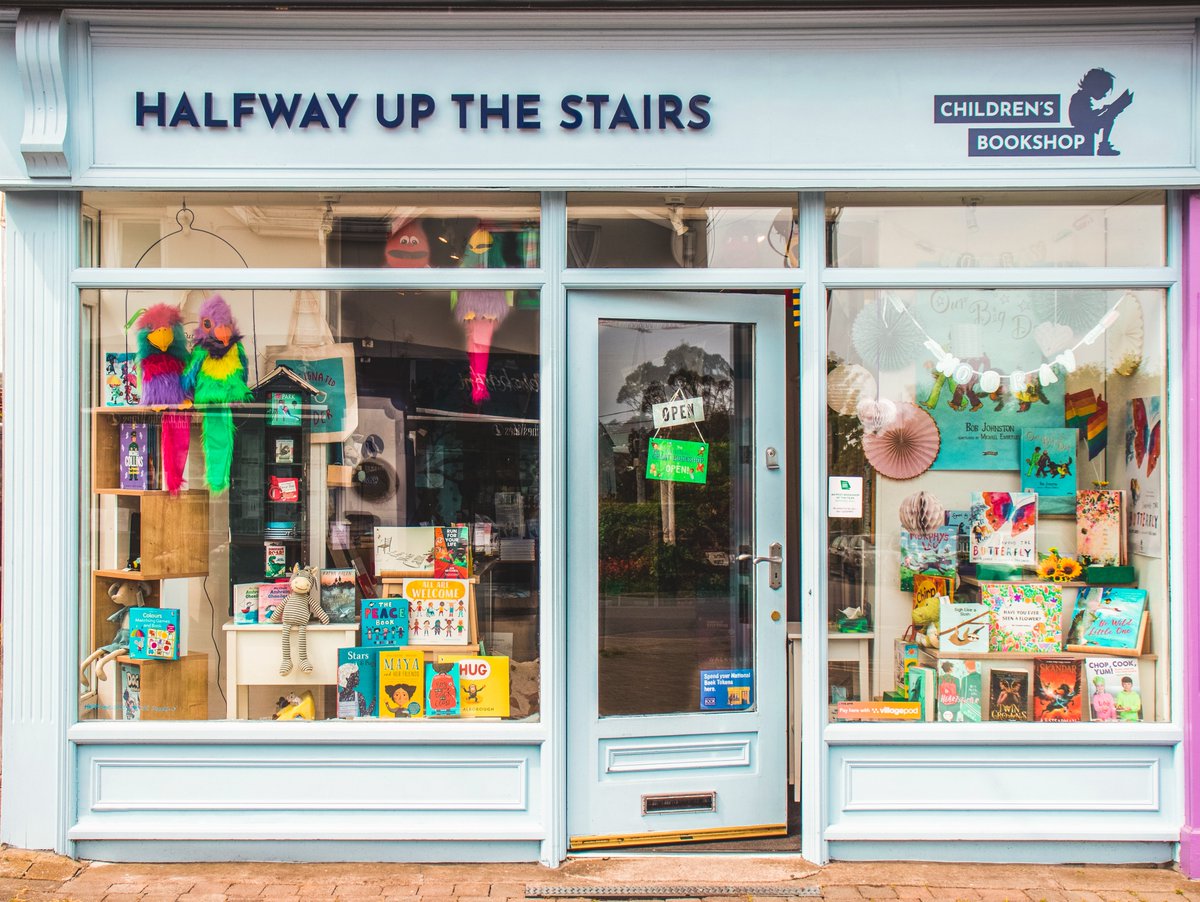 🖋️OPPORTUNITIES FOR WRITERS 🖋️ Read blog for upcoming competitions, submissions, bursaries and more! 👸🐲 To celebrate International Children's Book Day we are spotlighting one of the only dedicated children’s bookshops in Ireland @HalfwayUpBooks ✨ 🔗irishwriterscentre.ie/opportunities-…