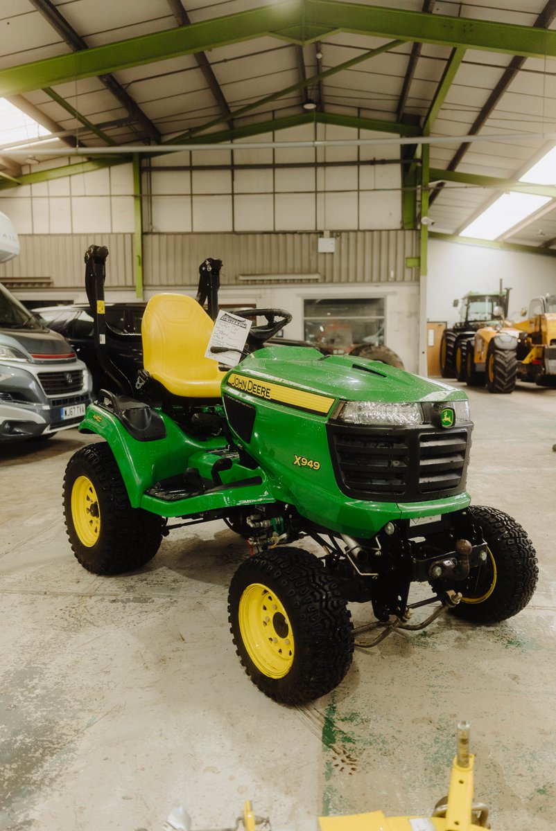 Manoeuvre through your grounds with class and elegance on this ride on John Deere X 949! Check it out on our auction site now! #johndeere #agriculture #tractor #farming #farm #farmer #claas #farmlife #johndeerepower #Grass #Mower #tractors #harvest #traktor #agricultura…