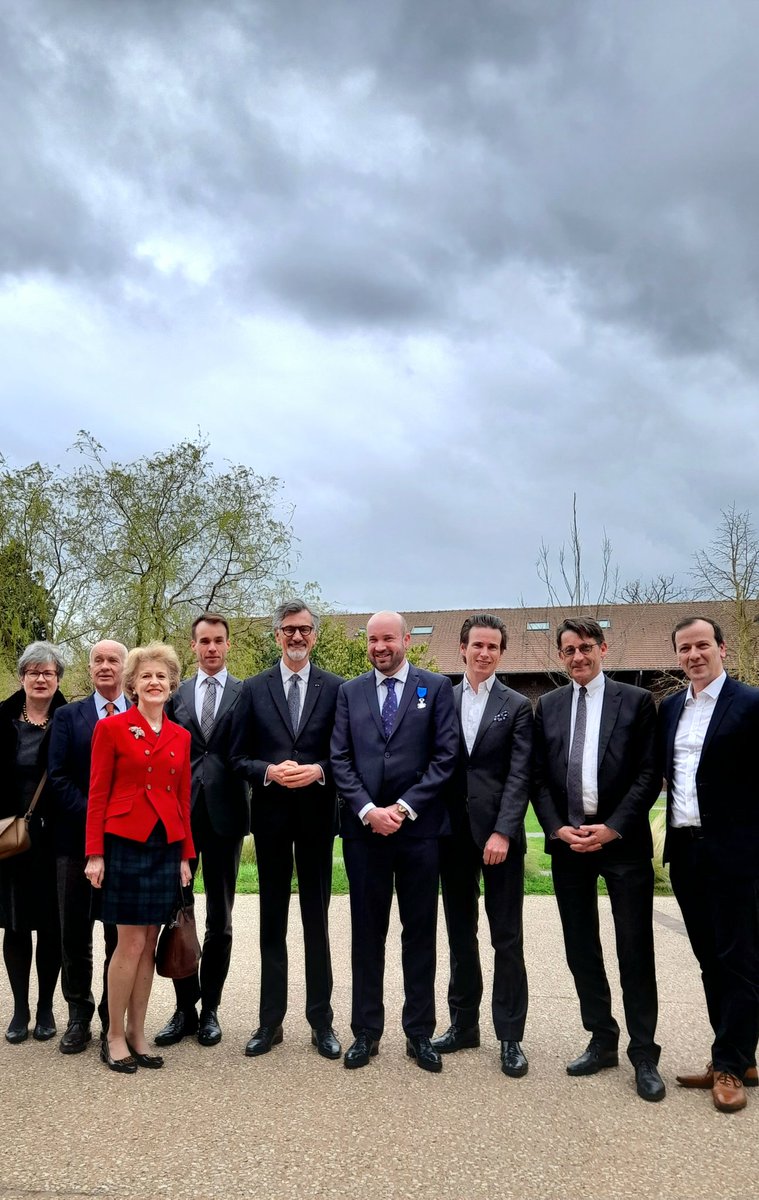 Très heureux d'avoir remis, en présence du maire de Beauvais @FranckPia, les insignes de chevalier de l'Ordre National du Mérite🏅à @XQuernin, délégué Handicap de l'université @UnilaSalle_fr. Son engagement en faveur des étudiants en situation de handicap est remarquable 👏👏