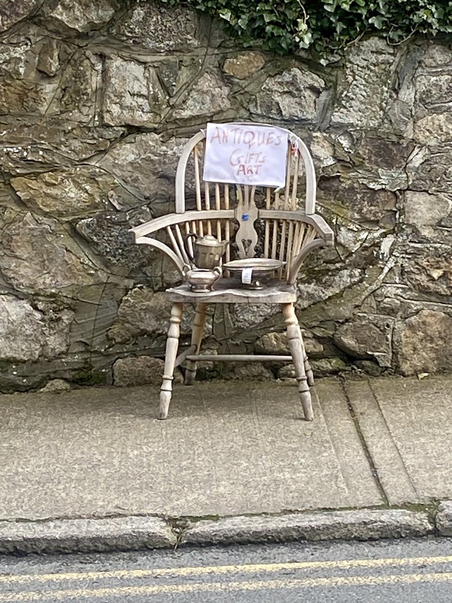 The chair becoming one with its environment

Some old style but very catchy marketing in Enniskerry this afternoon.

#AladdinsCave
#Enniskerry

Day 93 #100daysofwalking