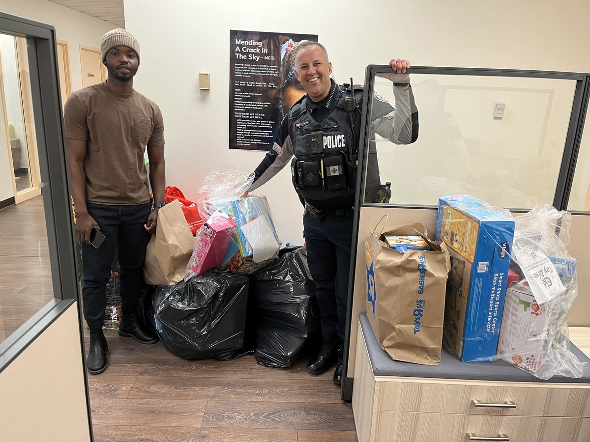23 Division NCO’s doing their part and supporting @MidayntaYouth Ramadan Food & Toy Drive !!! @TPS23Div @TPAca @TorontoPolice @TPS_CPEU @engage416 @tps39 #torontopolice #community #support