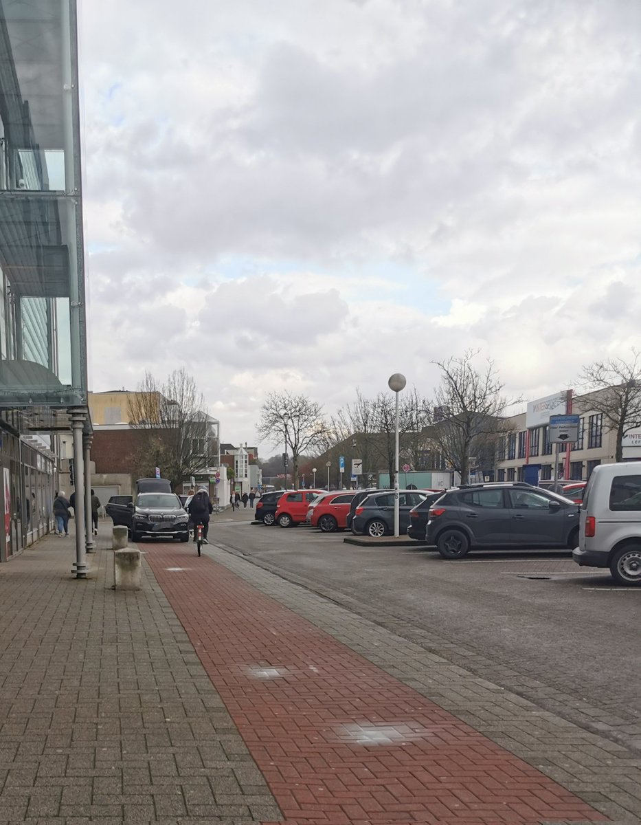 Leute beschweren sich über immer größere Autos. Aber schaut euch mal dieses dicke Stadtpanzerfahrrad aufm Radweg an.... Unfassbar, wie groß die mittlerweile geworden sind.