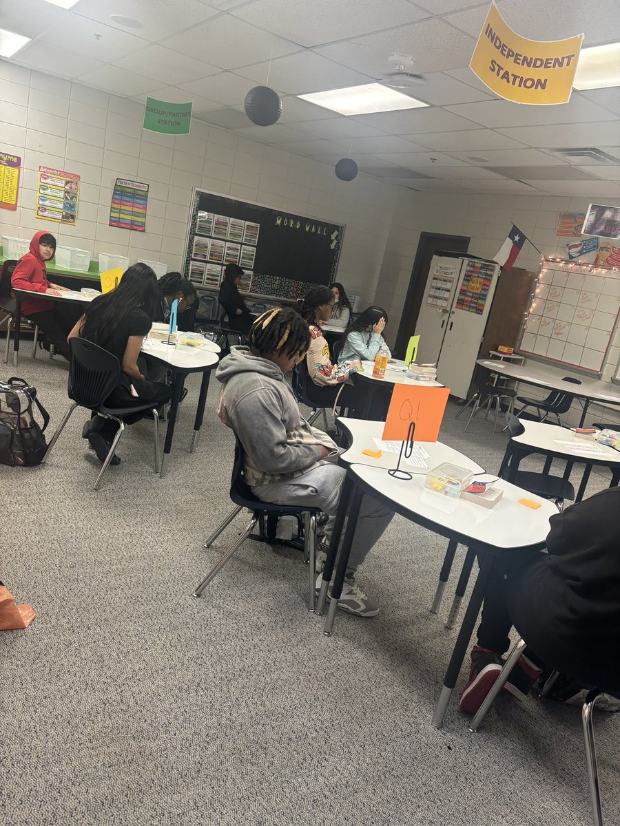 HarrisTeach2's tweet image. BYRD 8th Grade ELAR TEAM! 
Classroom rotations day!
Student’s are rotating classrooms and receiving mini lessons on low TEKS! @Byrd_Middle @CollinsCalling8 @readingwithlaw 
#Shootforsuccess