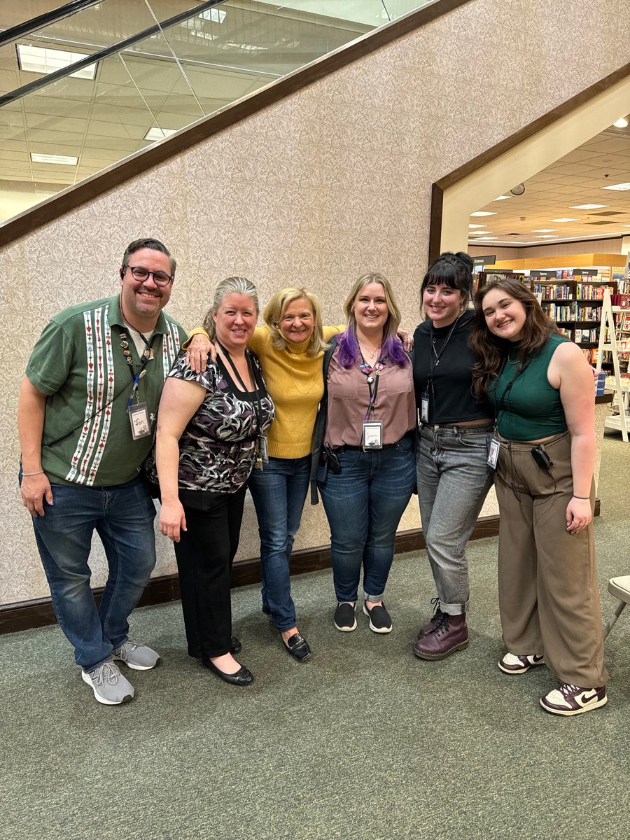 Big thanks and lots of love to all the readers who came to @BNValleyForge to hear THE TRUTH ABOUT THE DEVLINS! Loved seeing so many longtime loyal readers and lots of new faces! Love you all! Thanks to Heather and the great gang at @BNBuzz for a wonderful evening!