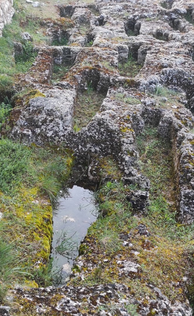 Memento mori...

Este cementerio medieval excavado en la roca está formado por tumbas de las que llamamos antropomorfas, porque tienen indicada la forma de la cabeza, hombros y cuerpo, o sea, que tienen forma humana.