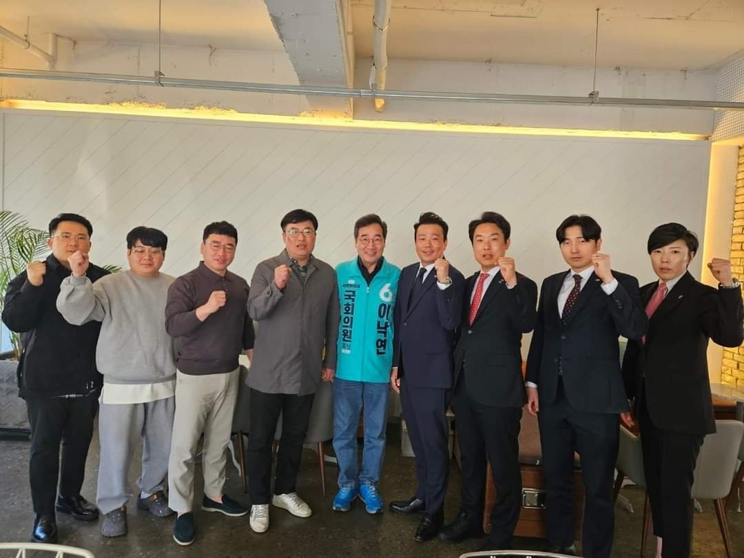 워매 드디어 광주 4050 아재들 만나셨네. 진즉 이런 장면이 연출됐어야 한당께..

광주 아재들 험하게 생겼다고  외면하지 말고 이런 사진을 자꾸 뿌려여야 함. 그래야 광주 정서 안에 이낙연이 스며든다고. 우리와 같은 사람이라면서 말이요.