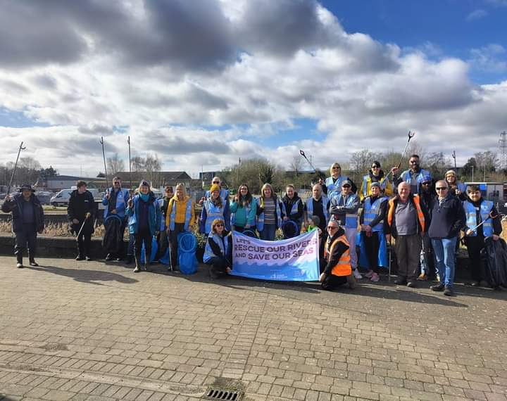 River_Care's tweet image. #GreatBritishSpringClean comes to an end for another year with over 400,000 bags of rubbish pledged to be removed from the environment. Come rain, wind, or sunshine @River_Care groups have played their part as these happy folk in Essex show 😊
You are all #LitterHeroes