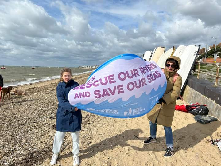 River_Care's tweet image. #GreatBritishSpringClean comes to an end for another year with over 400,000 bags of rubbish pledged to be removed from the environment. Come rain, wind, or sunshine @River_Care groups have played their part as these happy folk in Essex show 😊
You are all #LitterHeroes