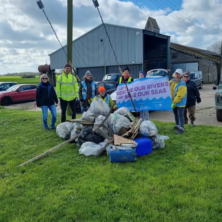 River_Care's tweet image. #GreatBritishSpringClean comes to an end for another year with over 400,000 bags of rubbish pledged to be removed from the environment. Come rain, wind, or sunshine @River_Care groups have played their part as these happy folk in Essex show 😊
You are all #LitterHeroes