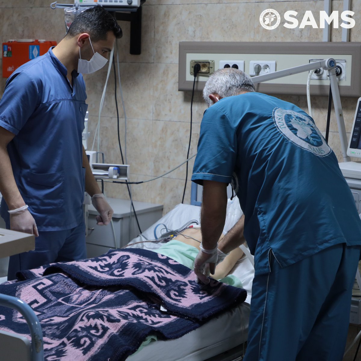 In response to the Sarmin bombing last night in Idlib, NW #Syria, #SAMS provided aid to 12 casualties, incl. 5 children. Two girls, Norhan (12) and Nahla (11), with serious injuries, survived. SAMS stresses civilian protection at all times. #Healthcare #Conflict