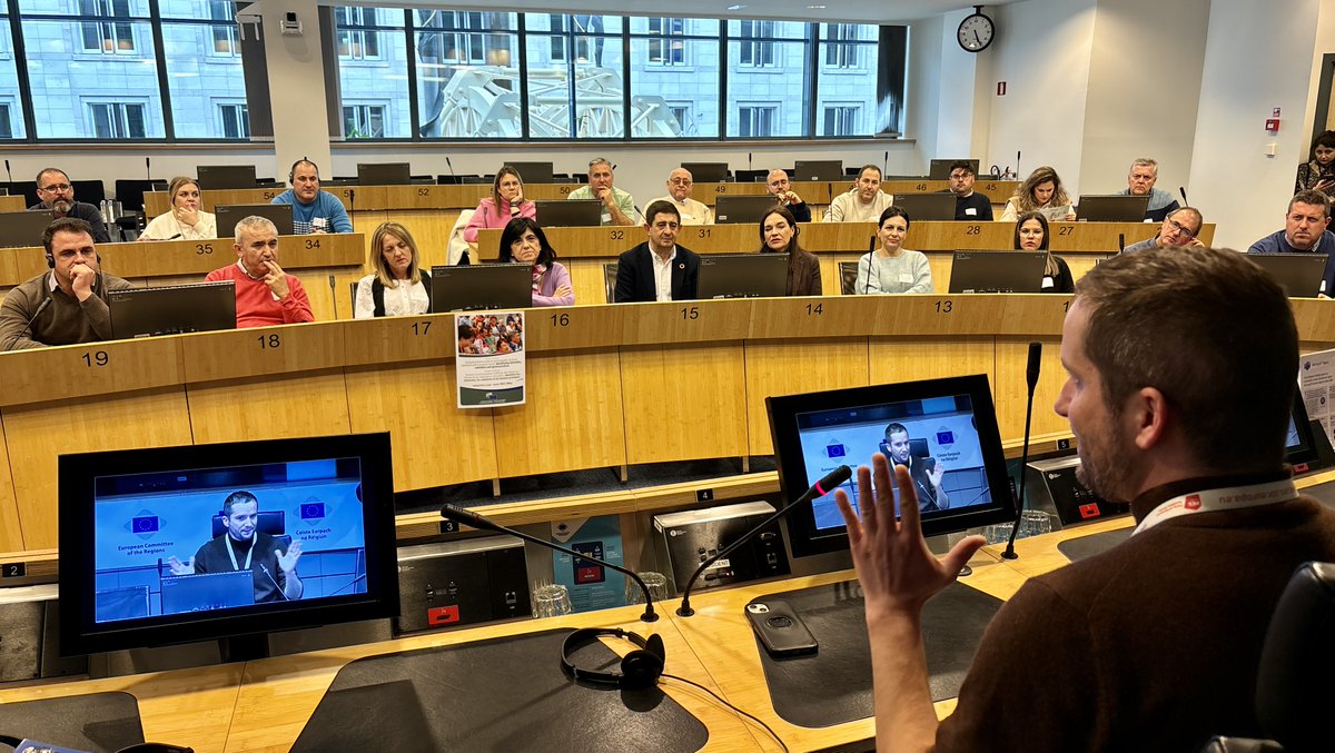 PSOEJAEN's tweet photo. 🔴📸 FOTOGALERÍA

👉🏻Una delegación de alcaldes/as menores de 3.000 habitantes de la provincia de #Jaén se reúne en el Comité de las Regiones en #Bruselas 🇪🇺 para plantear un reparto más justo para los pequeños municipios que realiza la @andaluciajunta 

#JaénLoPrimero / ♥️ https://t.co/nSdezQhvLN