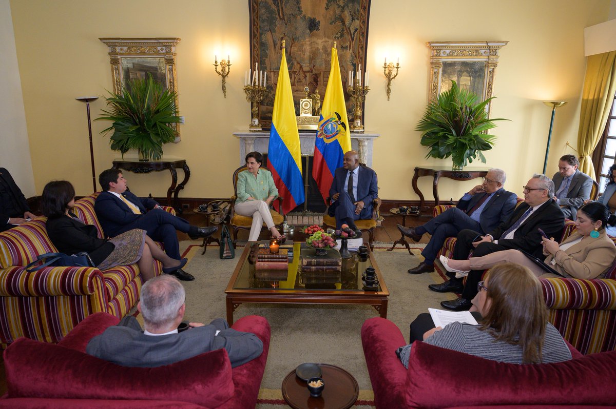 #Ahora | El canciller (e) <a href="/LuisGMurillo/">Luis Gilberto Murillo</a> se reúne con la Ministra de Relaciones Exteriores de Ecuador, <a href="/gabisommerfeld/">Gabriela Sommerfeld</a>.

Los altos funcionarios revisan temas comunes entre los países y avanzan en los preparativos del próximo gabinete binacional Colombia -Ecuador 🇨🇴🇪🇨