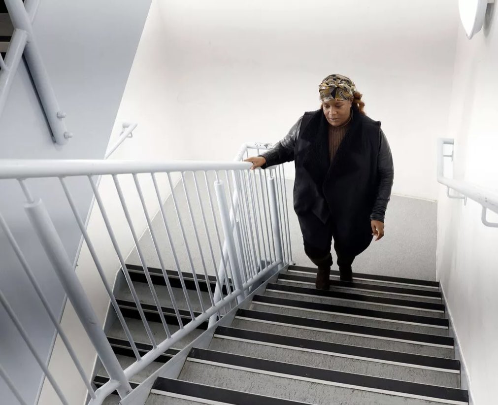 melissasigodo's tweet photo. A mum was forced to carry her daughter who was suffering a painful ‘life or death’ sickle cell crisis down 14 flights of stairs after Southern Housing failed to fix the lifts which tenants say have been broken for months at a time. https://t.co/TI7jzt8RL5