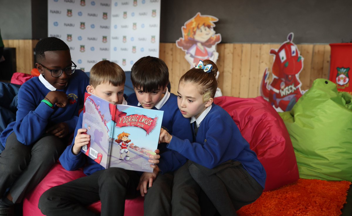 Together with @HP and @nabuorg, we welcomed local Welsh school children to read along with our men’s and  women’s players as we celebrated the launch of our  bilingual book: The Lucky Dragon. Read the book for free at nabu.org/wrexham

#HPxWxmAFC #ReadWithNABU 
🔴⚪#WxmAFC