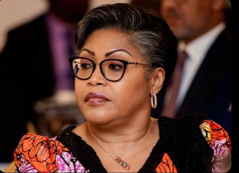 Exc Mme la 1ere Min, ayant fouiné dans l’hist3r d not pays , j m rnd compte q vs êtes non slmnt la 1er femme à diriger le gvrnmnt m1 osi e surtout l 1er Né Kongo  a être nommé 1er Min.  J vs sgr  d etr o srvic d la ntion en svgrdant la valr né Kongo d hnteté e d gstnr. Good luck!