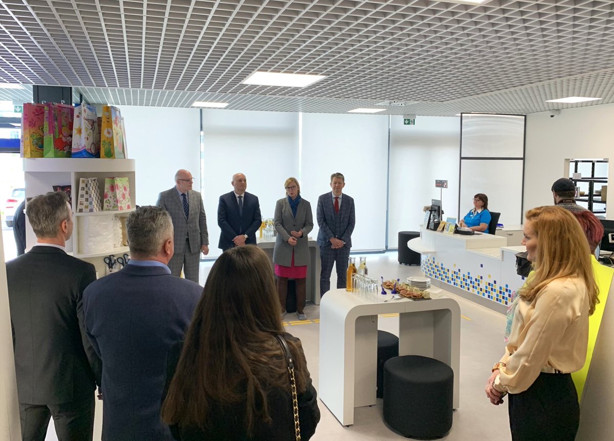 Ceska_posta_sp's tweet image. ČP dnes otevřela v Hradci Králové další pobočku v moderním designu.
Zákazníci mohou pobočku s novým proklientským konceptem obsluhy navštívit na nové adrese v budově @CSOB_CZ v ulici Collinova 573.
Více: ceskaposta.cz/-/ceska-posta-…
 
#ceskaposta #balikovna #transformace