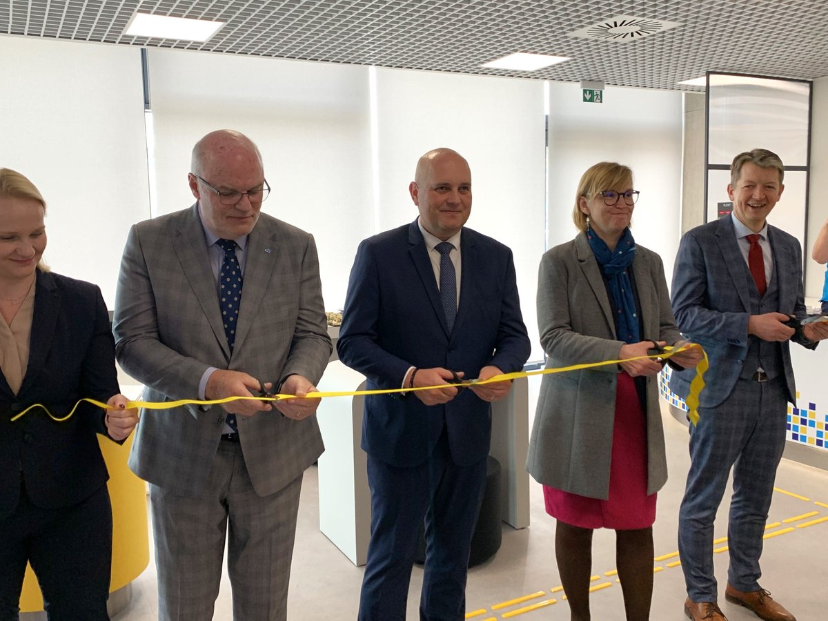 Ceska_posta_sp's tweet image. ČP dnes otevřela v Hradci Králové další pobočku v moderním designu.
Zákazníci mohou pobočku s novým proklientským konceptem obsluhy navštívit na nové adrese v budově @CSOB_CZ v ulici Collinova 573.
Více: ceskaposta.cz/-/ceska-posta-…
 
#ceskaposta #balikovna #transformace