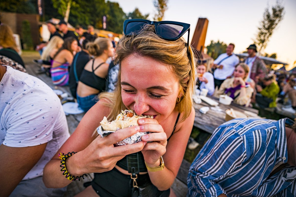 🍔 Artistieke smulpapen opgelet, het is tijd voor de #LL24 servettenwedstrijd! Gooi je tafelmanieren en etiquette overboord, want geen ontwerp is te gek. Meer info via deze link tinyurl.com/mrx3296k 💛 #LLFest