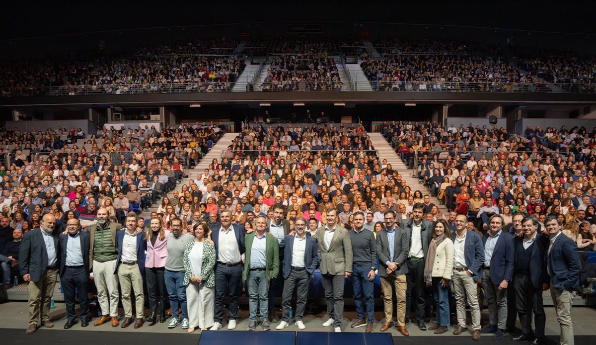 Hoy estrenamos futuro... Y es emocionante! Reunimos al equipo #MASORANGE en el WiZink Center en Madrid para desvelar nuestra nueva imagen corporativa, dando el pistoletazo de salida a nuestra empresa conjunta. Ambiente cargado de energía. Estamos entusiasmados por empezar esta