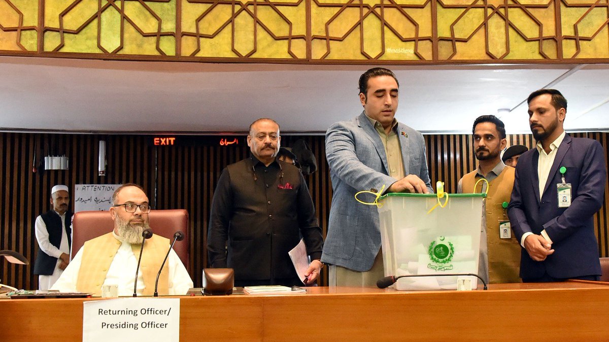 umaraziz2k7's tweet image. Chairman @BBhuttoZardari cast his vote for Senate elections 2024.
@AseefaBZ @BakhtawarBZ

#SenateElection #PPPDigitalKSK