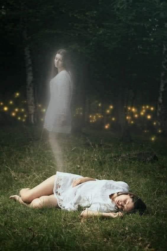 pedrinmatita1's tweet photo. CUANDO MUERAS, no te preocupes por tu cuerpo... tus parientes, harán lo que sea necesario de acuerdo a sus posibilidades.
Ellos te quitaran la ropa, te  van a lavar, te van a vestir, te  van a sacar de tu casa y te llevarán a tu nueva dirección.
Muchos vendrán a tu funeral a "despedirse". Algunos cancelarán compromisos y hasta faltarán al trabajo para ir a tu funeral. 
Tus pertenencias, hasta lo que no te gustaba prestar, serán vendidas, regaladas o quemadas. 
Tus llaves, tus herramientas, tus libros, tus zapatos, tu ropa… Y ten por seguro que el mundo no se detendrá a llorar por ti. La economía continuará.
En tu trabajo, serás reemplazado. Alguien con las mismas o mejores capacidades, asumirá tu lugar.

Tus bienes irán a tus herederos.... Y no dudes que seguirás siendo citado, juzgado, cuestionado y criticado por las pequeñas y grandes cosas que en vida hiciste.

Las personas que te conocían solo por tu semblante dirán; Pobre hombre o mujer! o Él o ella se la pasaba muy bien!

Tus amigos sinceros van a llorar algunas horas o algunos días, pero luego regresarán a la risa.

Los "amigos" que te jalaban a las pachangas, se olvidarán de ti más rápido.

Tus animales se acostumbraran al nuevo dueño.

Tus fotos, por algún tiempo quedarán colgadas en la pared o seguirán sobre algún mueble, pero luego, tal vez serán guardadas en el fondo de un cajón. Y solo viviremos en el recuerdo de los que nos amaron. 

Alguien más se sentará en tú sofá y comerá en tu mesa.

El dolor profundo en tu casa durará una semana, dos, un mes, dos, un año, dos... Después quedarás  añadido a los recuerdos y entonces, tu historia terminó.

Terminó entre la gente, terminó aquí, terminó en este mundo.

Pero comienza tu historia en tu nueva realidad... en tu vida después de la muerte.
Tu vida a donde no te pudiste mudar con las cosas de aquí porque además, al irte, perdieron el valor que tenían.
Cuerpo
Belleza
Apariencia
Apellido
Comodidad
Crédito
Estado
Posición
Cuenta Bancaria
Casa
Coche
Profesión
Títulos
Diplomas
Medallas
Trofeos
Amigos
Lugares
Cónyuge
Familia...

En tu nueva vida solo necesitaras tu espíritu. Y el valor que le hayas acumulado aquí, será la única fortuna con la que contarás allá.
Esa fortuna es la única que te llevarás y se amasa durante el tiempo que estás aquí. Cuando vives una vida de amor hacia los demás y en paz con el prójimo, estás amasando tu fortuna espiritual.

Por eso intenta vivir plenamente y sé feliz mientras estás aquí  porque, "De aquí no te llevarás lo que tienes. Solo te llevarás lo que diste.

Visto en Facebook.