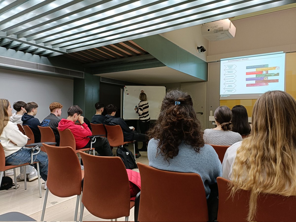 L'alumnat de matemàtiques inicia l'assignatura de matemàtiques aplicades amb la visita a l'<a href="/idescat/">Idescat</a>. Una informació primordial que també utilitzaran pel treball de recerca.