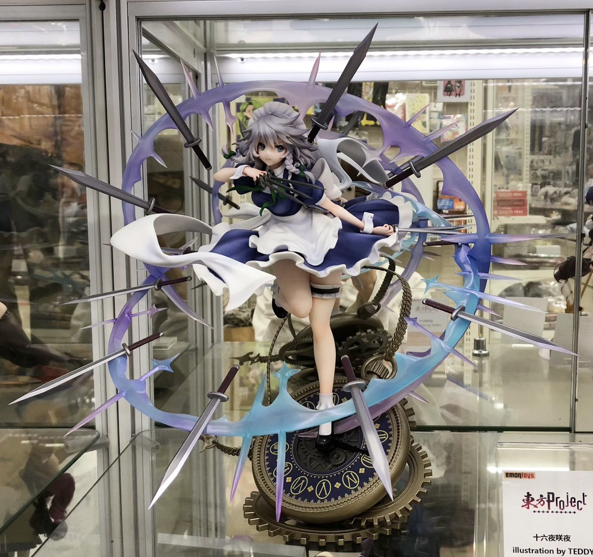 emon_toys's tweet photo. 本日より、あみあみ秋葉原ラジオ会館店さまのショーケースにて「東方Project
」十六夜咲夜 illustration by TEDDYの開発中量産品サンプルを展示しておりマス！
よろしくお願いいたします。 https://t.co/7jxxMxT8Sa