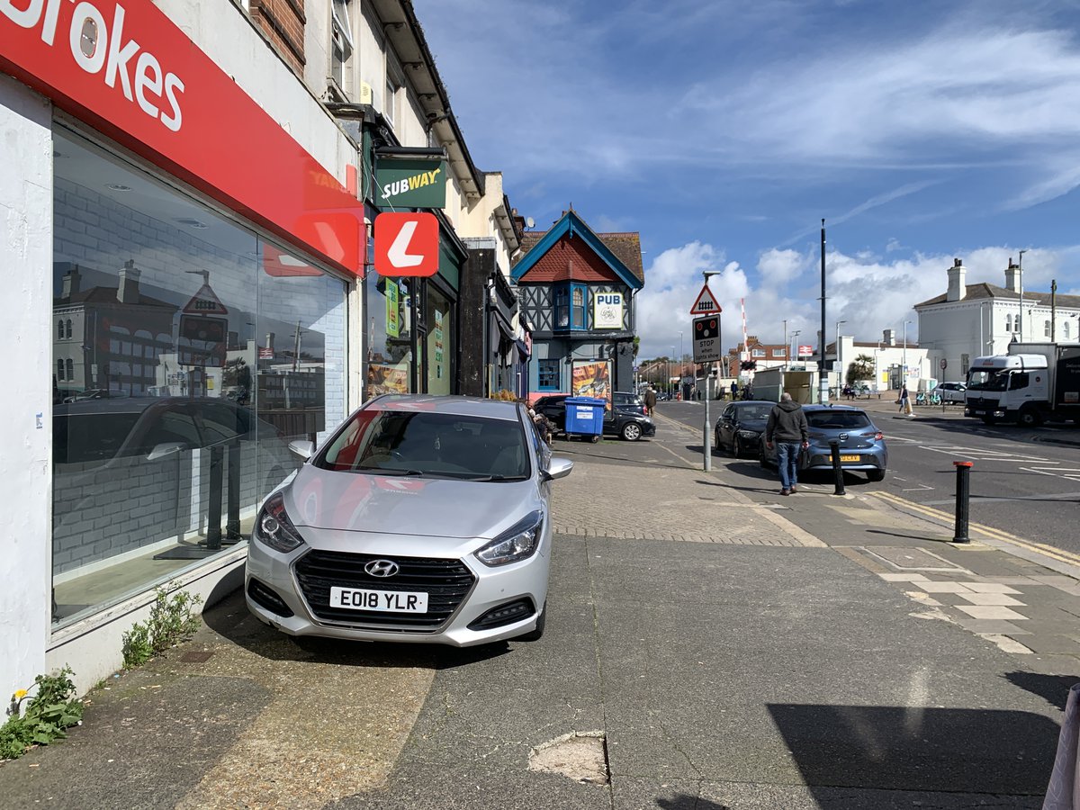 I think this is one of the worst days I've seen on Station Road, Portslade. Shoppers literally forced into the road! What can be done? @TrevMu10 @Bricycles @BATBrighton Btw @PostOffice one of your vans is parked amongst them (second pic).