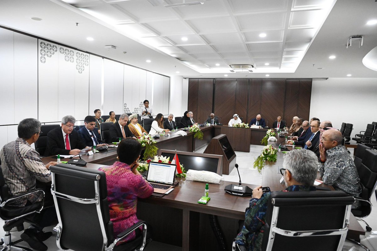 Had a fruitful meeting with the Arabs Ambassadors &amp; Heads of Mission in Indonesia (2/4) to discuss the situation in #Gaza, inc’l to push for a swift implementation of UNSC Resolution 2728, support for UNRWA and full membership of Palestine in the UN.