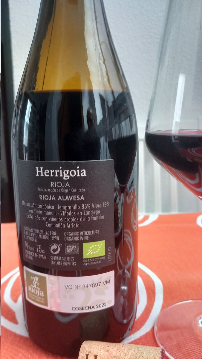 Martes vacacional y vamos a degustar esta maravilla de <a href="/companonArrieta/">El Mozo Wines</a> 
<a href="/gmauleon/">Gorka Mauleon</a> 
Salut y caloret q no falte🍷👌😋💪
#riojaalavesa #lanciego #herrigoia #winelover #wine #Vinotinto #vinos #gastrolovers #gastronomía #drinks #buenastardes #bodega #Foodie #tempranillo #viura