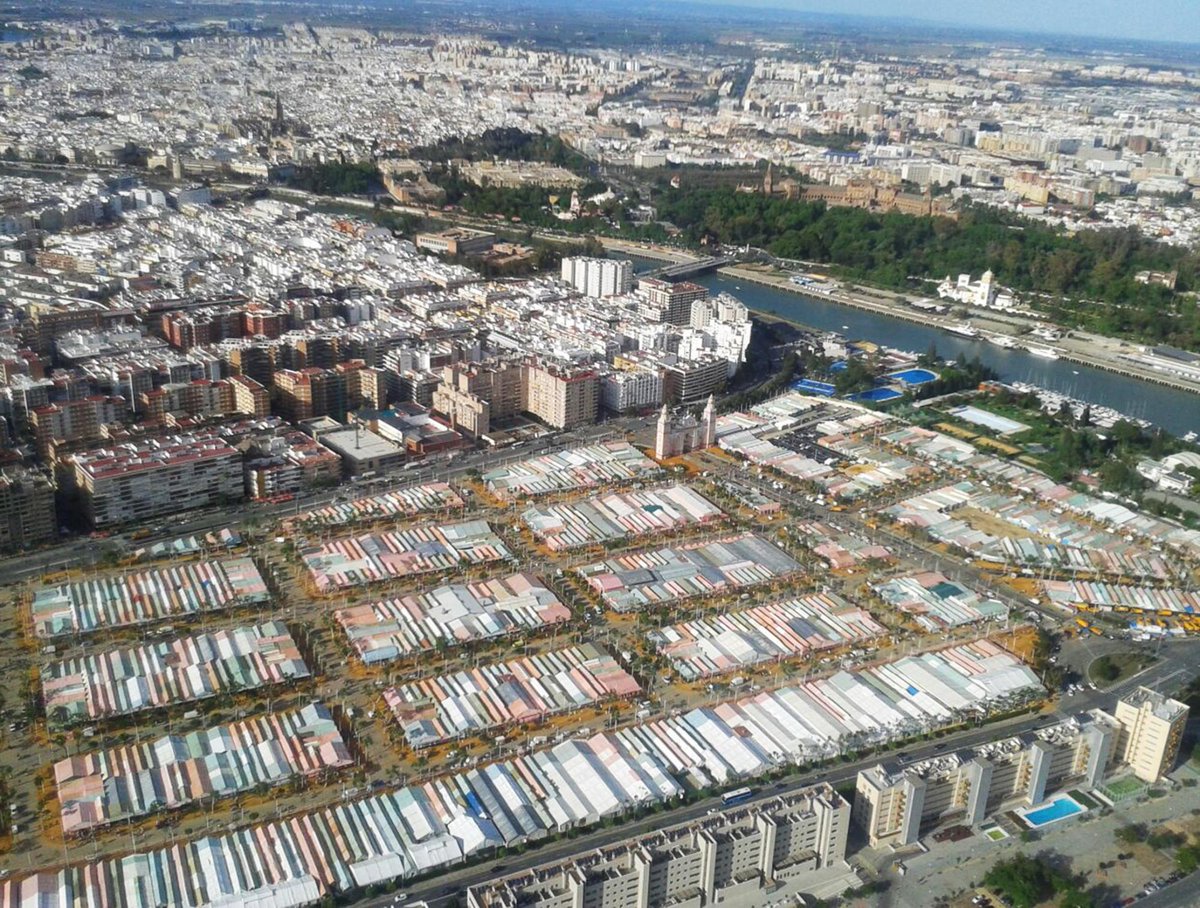 ¿Sabías que el Real de la Feria ocupa una extensión de 450.000 m²? Está dividido en 24 manzanas y 15 calles. Las calles llevan nombres de toreros nacidos en la provincia de Sevilla a excepción de Antonio Bienvenida, que nació en Venezuela pero que se bautizó y crió en Sevilla.