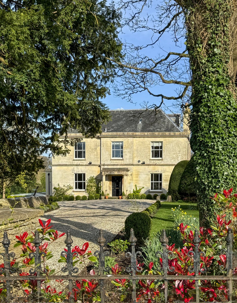 Beautiful Park House in the sunshine over the weekend, just on the fringe of Minchinhampton Common. Don't get too excited; it's not for sale, I was merely admiring while out walking the common ;)

#cotswolds #cotswoldbuyingagent #cotswoldlife  #homebuyers #location #relocation