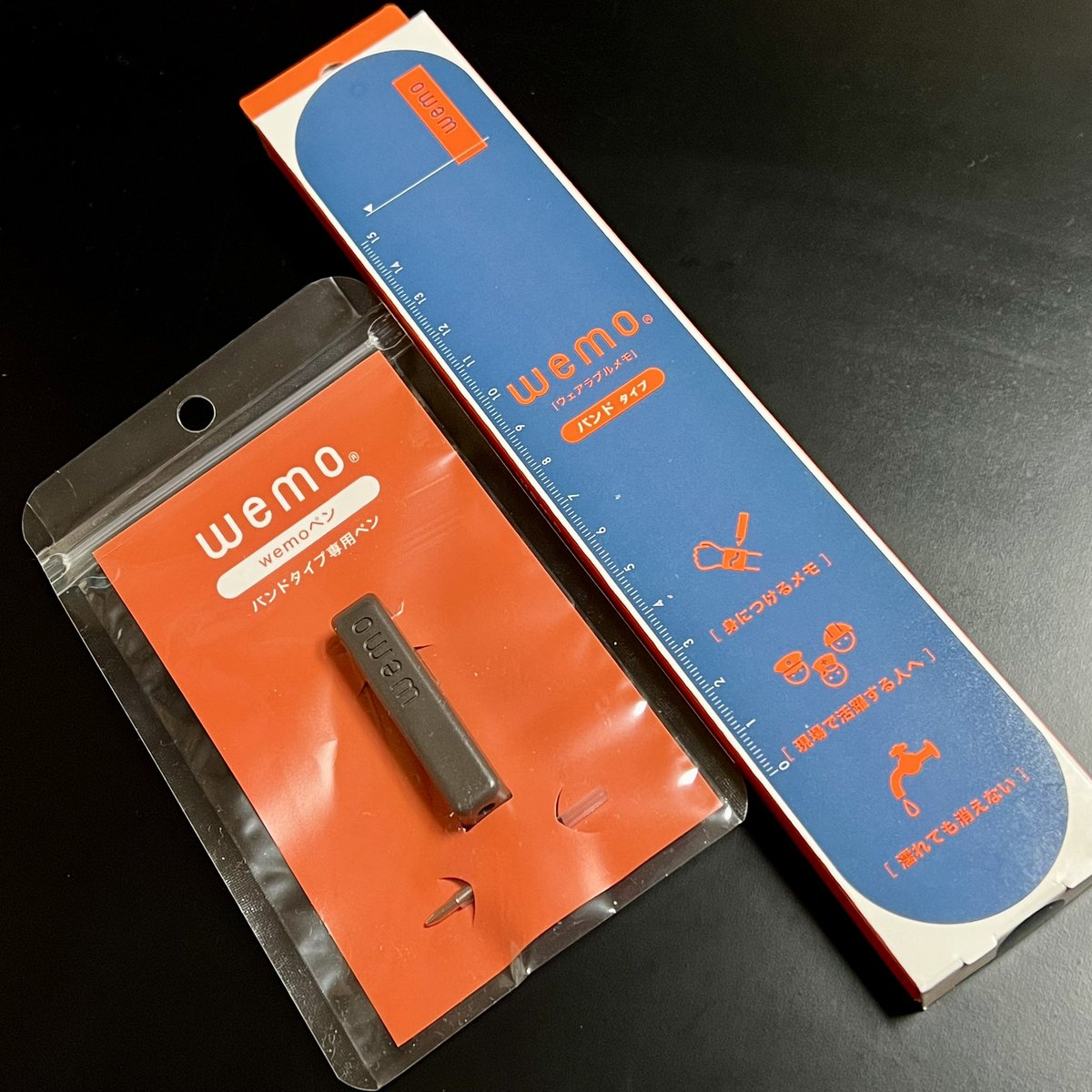 RRKKsteel's tweet image. 油性ボールペンで書く・消すができるリストバンド型メモ『wemo』と、公式オプションのミニボールペンを購入。カラーは他人から内容が見えづらいネイビーにしました。ミニペンはガンメタル一色で味気ないのでロゴ部分を #ミスターホビーマーカー のゴールドで墨入れしたった。
#wemo #ウェアラブルメモ