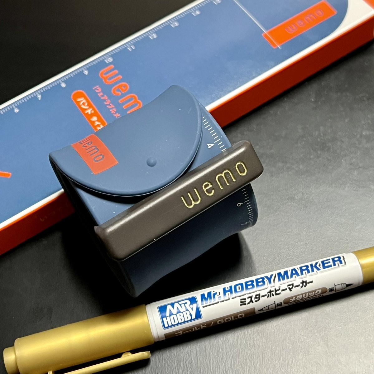 RRKKsteel's tweet image. 油性ボールペンで書く・消すができるリストバンド型メモ『wemo』と、公式オプションのミニボールペンを購入。カラーは他人から内容が見えづらいネイビーにしました。ミニペンはガンメタル一色で味気ないのでロゴ部分を #ミスターホビーマーカー のゴールドで墨入れしたった。
#wemo #ウェアラブルメモ