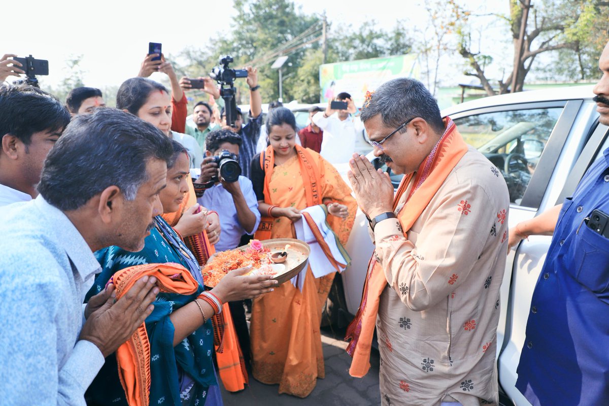 dpradhanbjp's tweet photo. ‘ସବକା ସାଥ୍- ସବକା ବିକାଶ- ସବକା ପ୍ରୟାସ – ସବକା ବିଶ୍ୱାସ’ ପ୍ରଧାନମନ୍ତ୍ରୀ @narendramodi ଙ୍କ ଶାସନର ମୂଳ ମନ୍ତ୍ର ହୋଇଛି ।

ପାଲଲହଡ଼ା ନିର୍ବାଚନୀମଣ୍ଡଳୀର କାର୍ଯ୍ୟକର୍ତ୍ତାଙ୍କୁ  ଧନ୍ୟବାଦ । https://t.co/afpIuJMrs7
