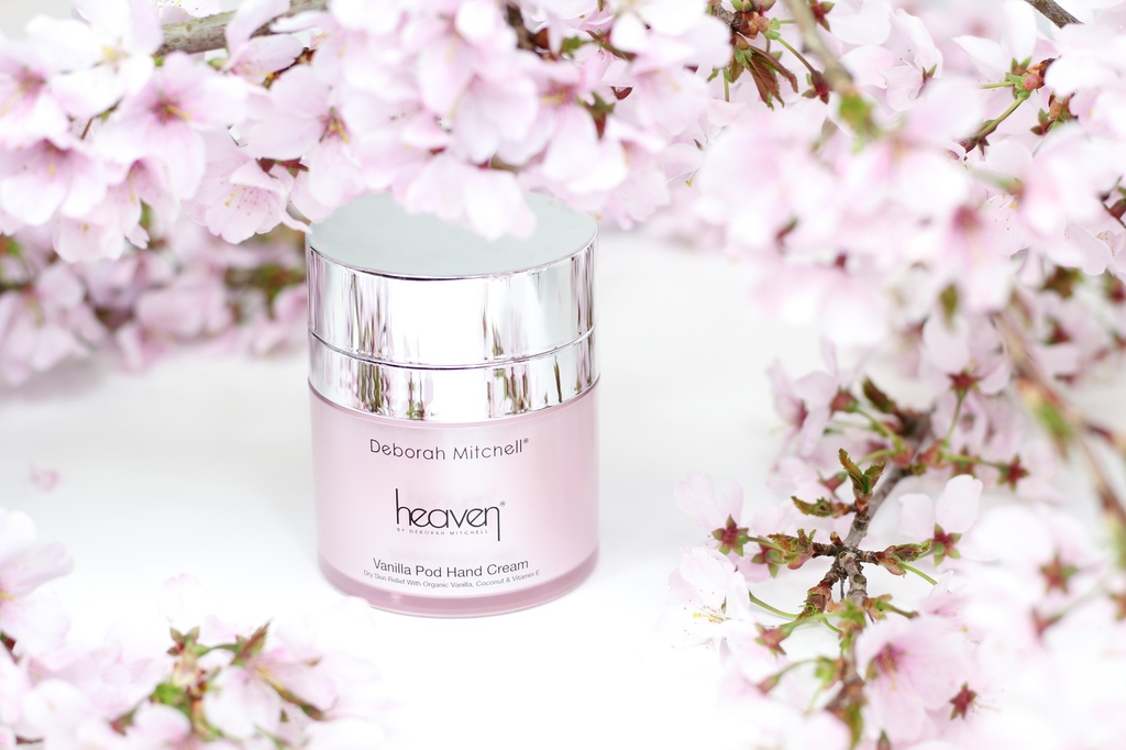 #WIN a dreamy Vanilla Pod Hand Cream in this week's #GIVEAWAY! 🌸 Our deliciously scented Vanilla Pod will leave your hands feeling soft, hydrated, &amp; smelling divine!✨

To enter:
🌸 Like &amp; retweet my tweets (more retweets=more entries)
🌸 Follow me
🌸 Tag a friend

Good Luck! 💗